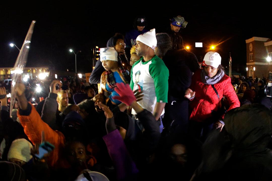 Riot Rumors: Los Angeles, Oakland (Fires), Chicago, New York City (Bridges), Seattle, Washington DC, Boston Get Ferguson Protests, More (Photos)