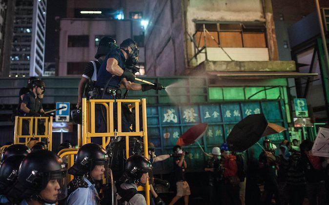 Hong Kong: Police Make Arrests, Use Tear Spray on Protesters, Journalist in Mong Kok Clearing (+Photos)