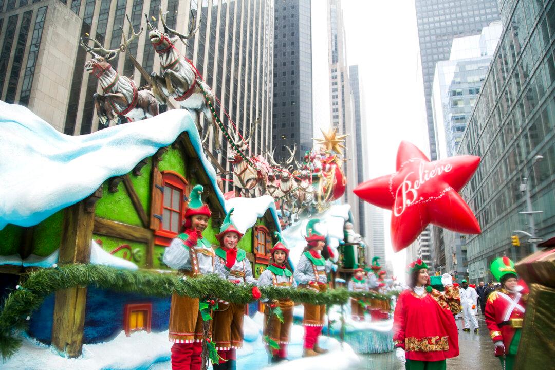 Macy’s Parade Spectators Brave Snow With Smiles (+Photogallery)