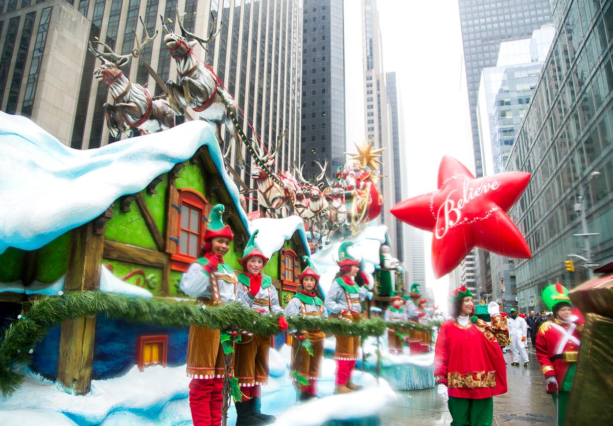 Macy’s Parade Spectators Brave Snow With Smiles (+Photogallery)