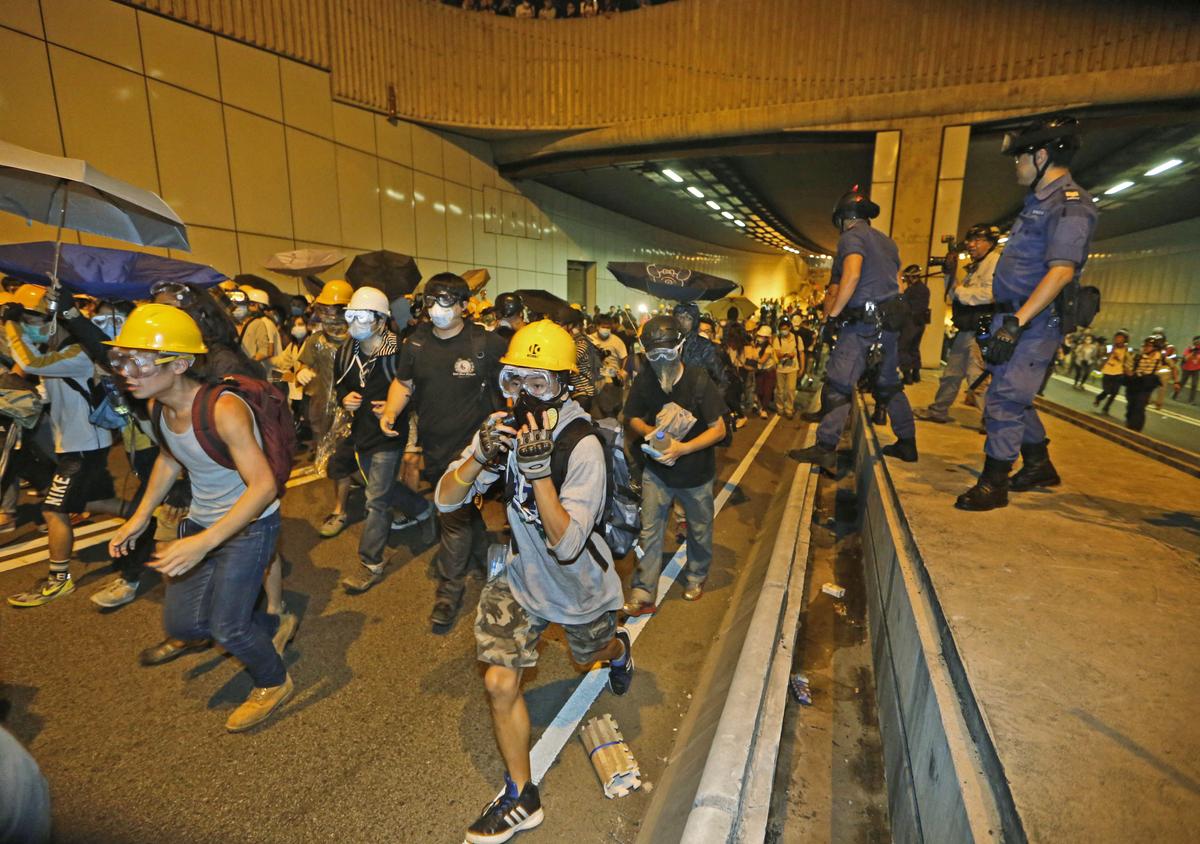 Hong Kong: Students, Police Clash Outside Gov’t HQ as Protesters Step Up Occupy Movement (+Photogallery)