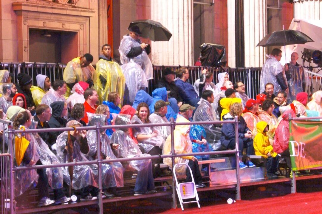 Hollywood Christmas Parade Returns with COVID-19 Precautions