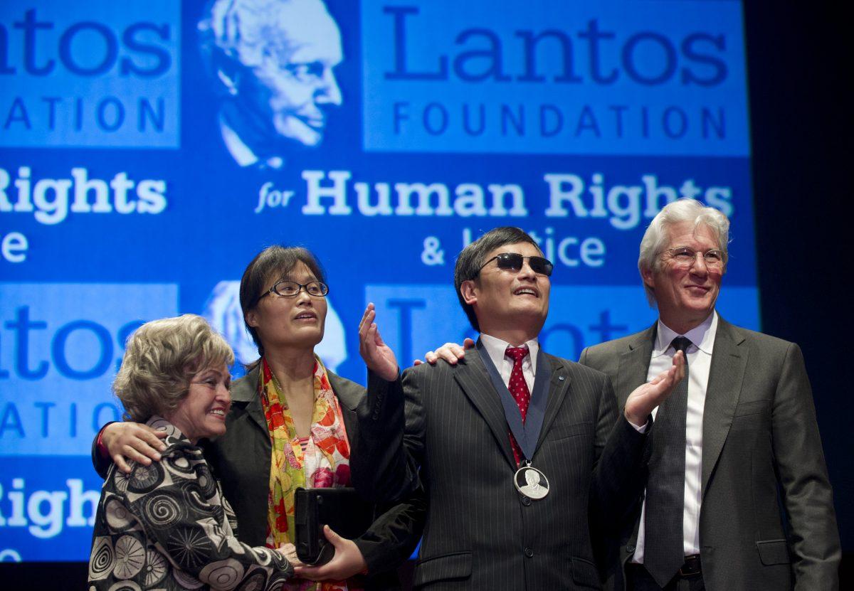 Richard Gere presents Chinese human rights activist Chen Guangcheng with the Tom Lantos Human Rights Prize in Washington, on Jan. 29, 2013. ( Saul Loeb/AFP/Getty Images)