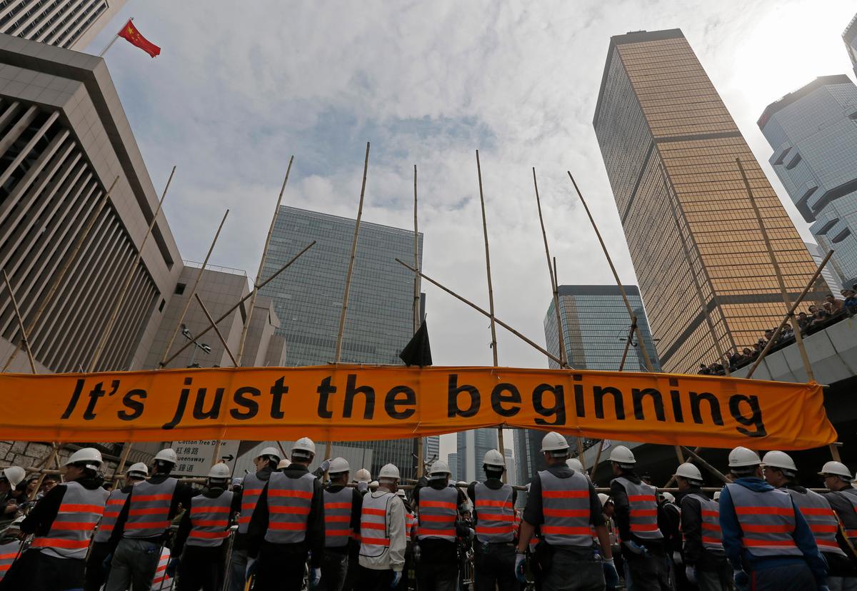 Hong Kong Police Dismantle Main Camp, Arrest Protesters, Lawmakers (+Photo Gallery)