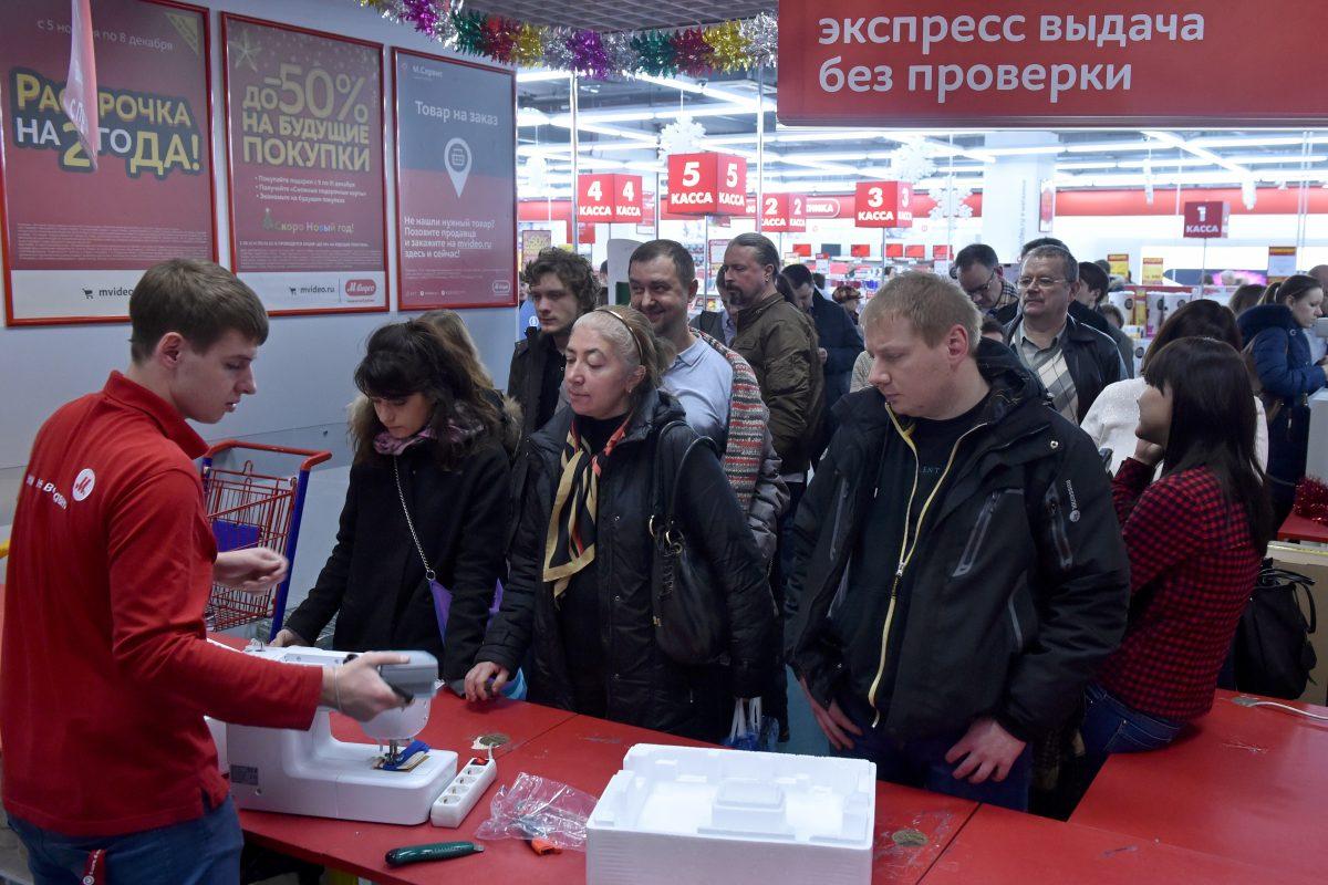 People wait in line in a mall in central Moscow on Dec. 15, 2014. (Kirill Kukdryavtsev/AFP/Getty Images)