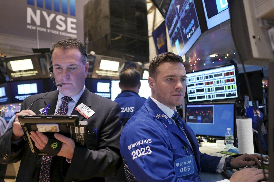 Dow Tops 18,000 Points as US Economy Surges Ahead