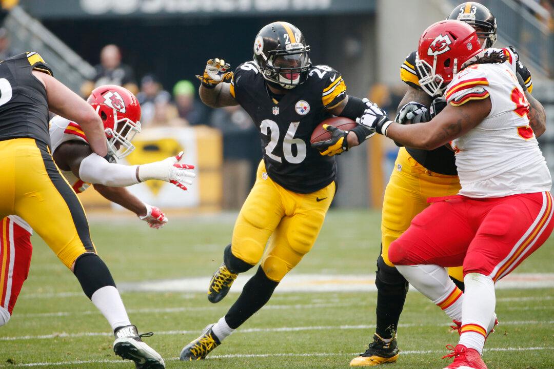 Le'Veon Bell Injured: Steelers RB Hurts, Hyper-Extends Knee Against Bengals (Video)