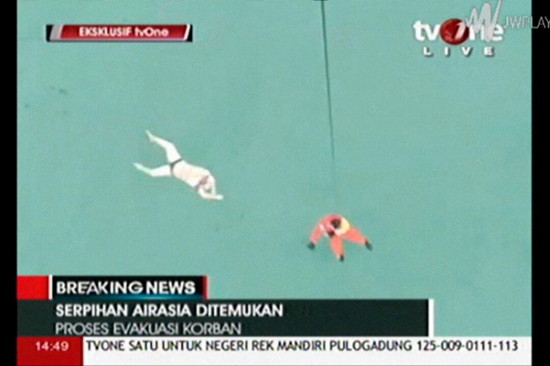 AirAsia Wreckage Found: TV One Slammed After Showing Video of Bodies, Families on Air (Photos)