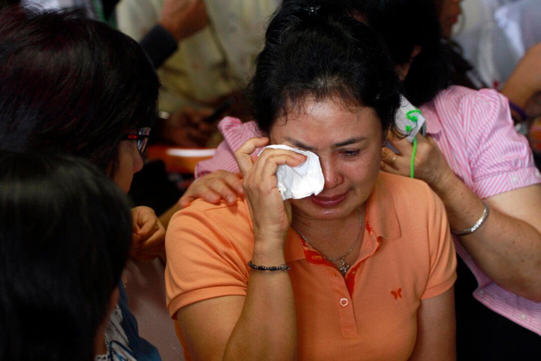 Borneo Island: Debris, Bodies Confirmed From Missing AirAsia Plane