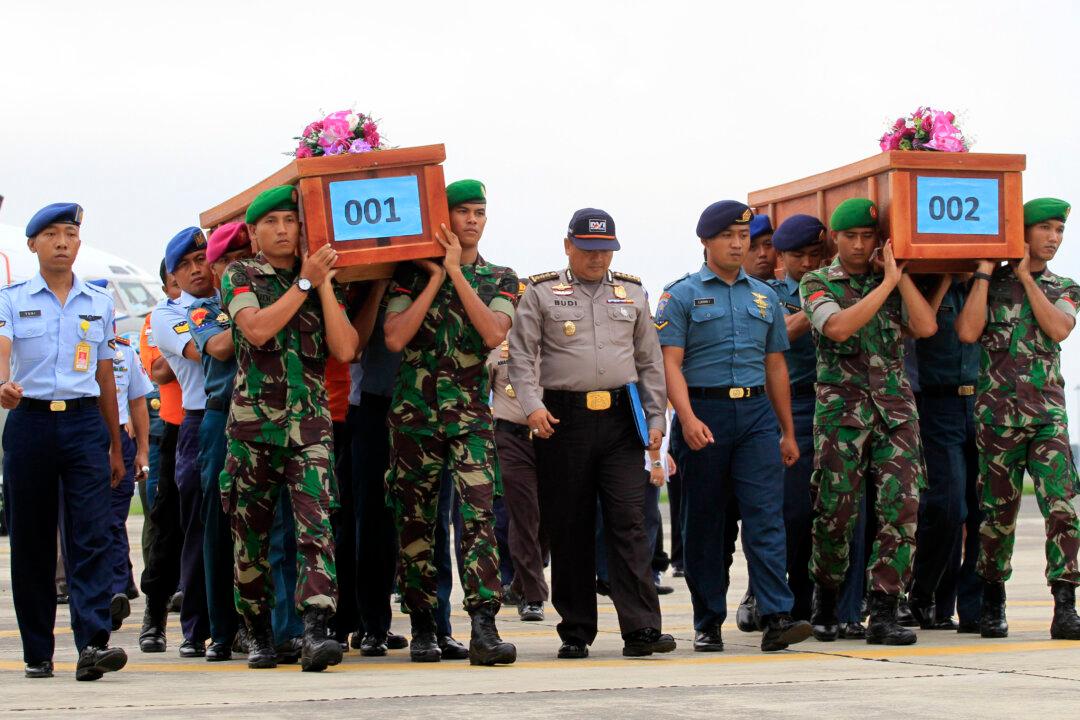 Missing Plane Found Soon? Rescuers Say ‘Two Big Objects’ Discovered; AirAsia Flight QZ-8501 Bodies Located