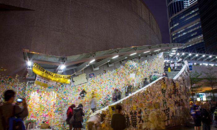 ‘Don’t Give Up,’ Chalk Flower Girl Tells HK Umbrella Protesters