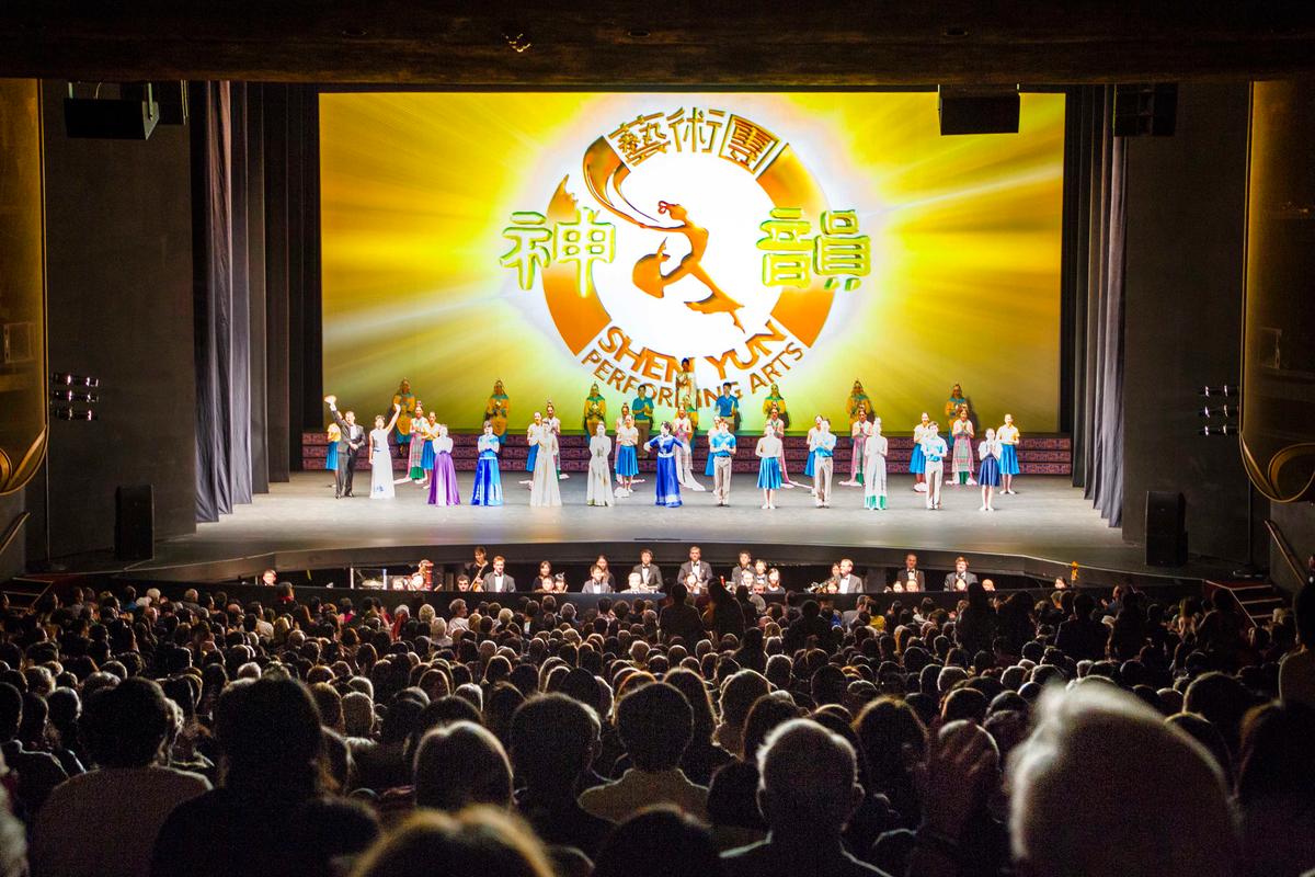 Shen Yun’s Backdrop Was ‘Beautiful, Well Done,’ Says Graphics Director