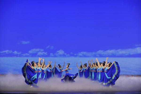 Dancers in Shen Yun Performing Arts portray the mythical phoenix. (Courtesy of Shen Yun Performing Arts)