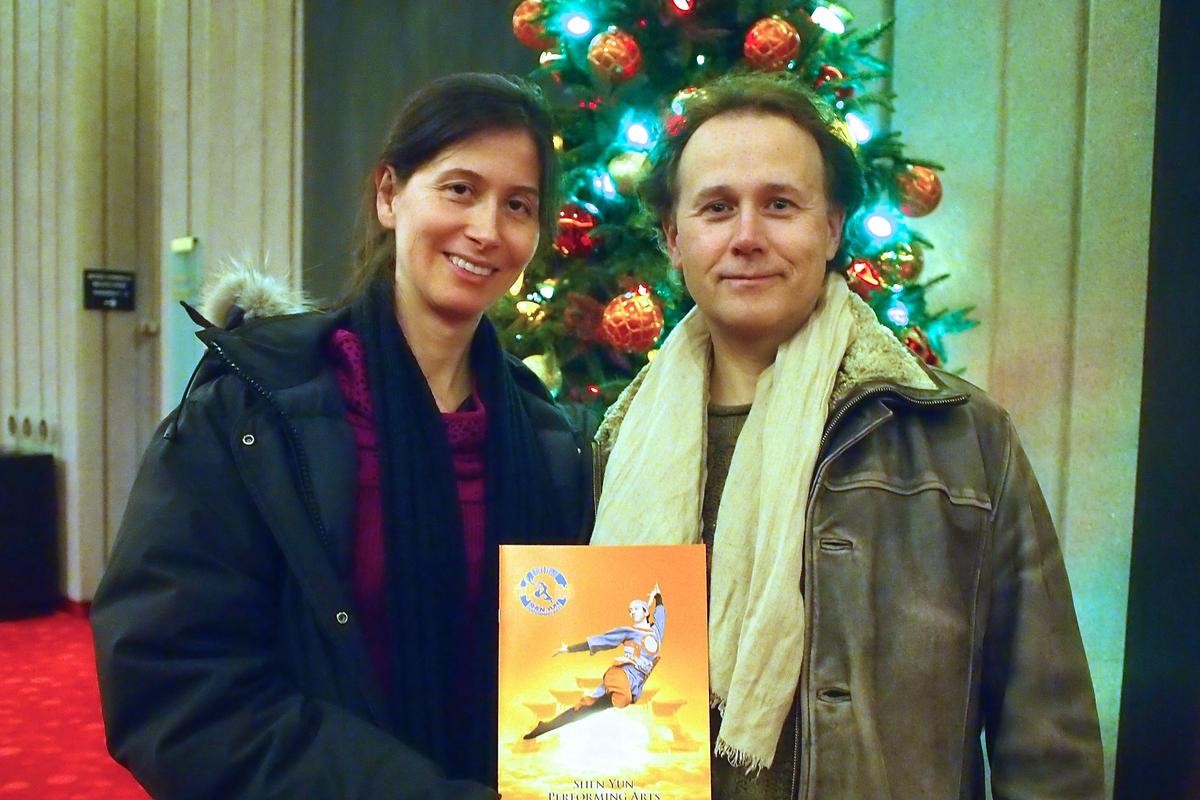 Painter Delighted With Shen Yun