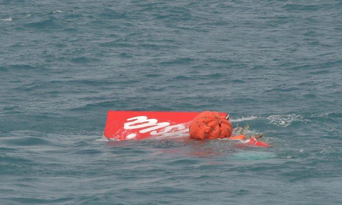 AirAsia Jet’s Tail Lifted From Sea in Search for Black Boxes