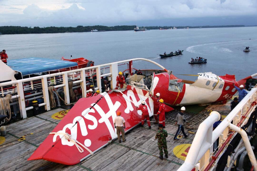 Pings Detected as Searchers Hone in on AirAsia Black Boxes