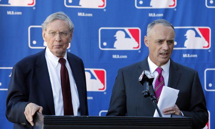 Selig Gets Emotional in Final Owners Meeting as Commissioner