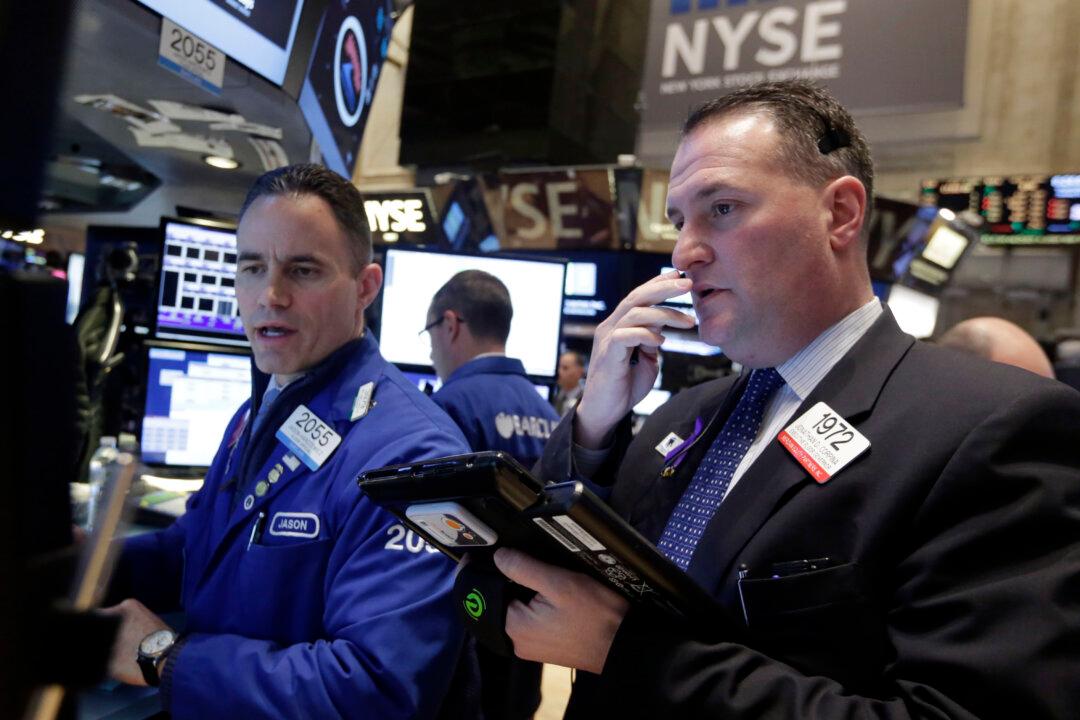 US Stocks Rise on Expected European Stimulus, Higher Oil