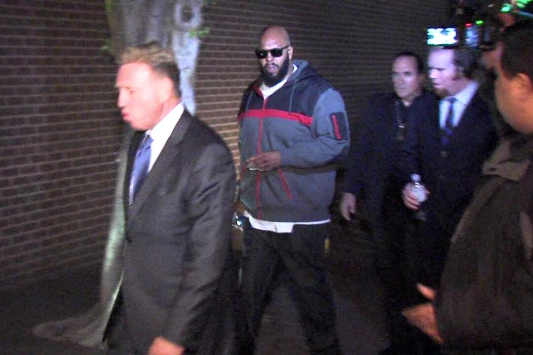 Watch Suge Knight Put Out a Cigar in a Tree While Turning Himself into Police
