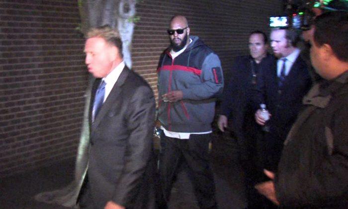 Watch Suge Knight Put Out a Cigar in a Tree While Turning Himself into Police