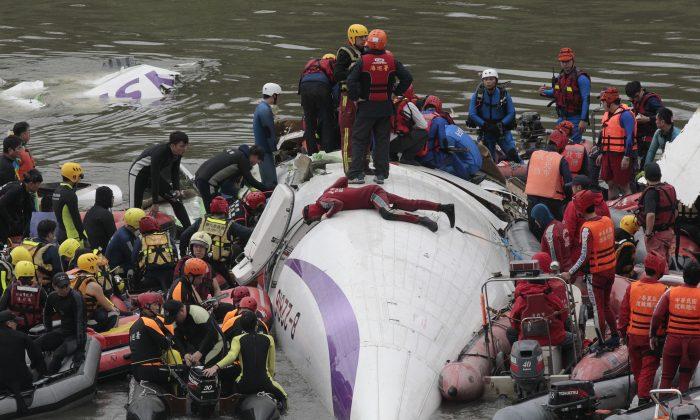 UPDATED: TransAsia Airways Plane Crash: Video Shows Airplane Accident Taipei, Taiwan (Photos)