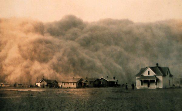 Dust storm in Texas during the Dust Bowl of the 1930s. (Public Domain)