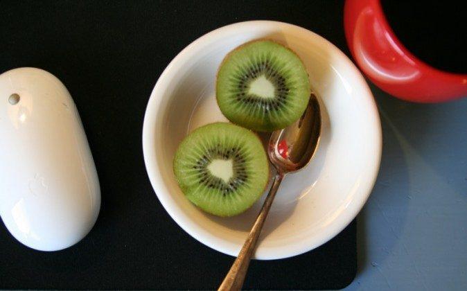 14 Healthy Reasons to Eat Kiwi