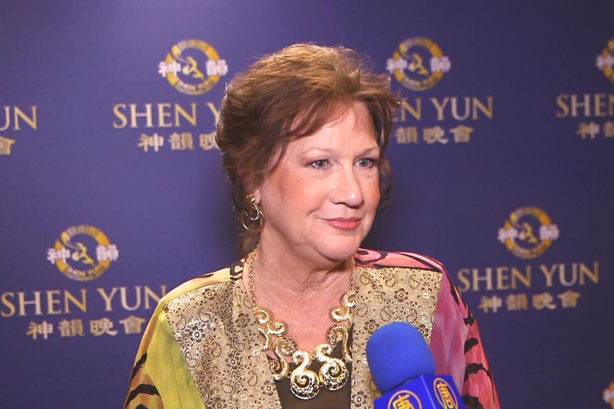 Writer Says Shen Yun Connects Mankind