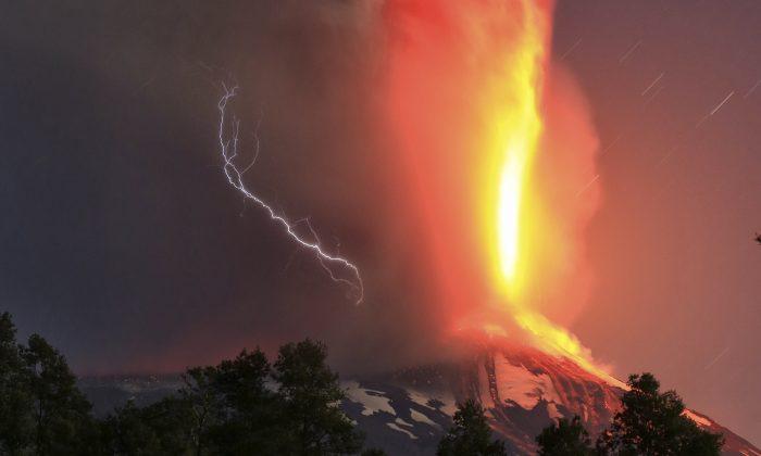 Villarrica Volcano Eruption Features Rare Lightning Bursts