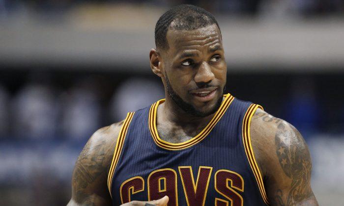 LeBron James Starts Game Against Spurs Without Headband