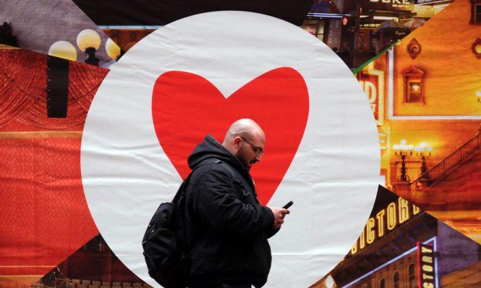 Expert Backs Crackdown on Dating Apps, Says Users At Risk of 'Catfishing'