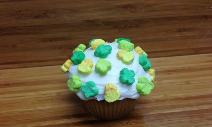 Recipe: Vanilla Cupcakes With Green ‘Lucky Charms Cereal Milk’ Frosting Topped With Lucky Charms