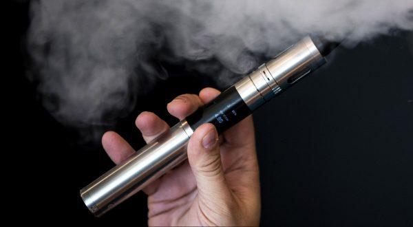 A Vape lab uses an E-cigarette in London, UK, on Aug. 27, 2014. (Dan Kitwood/Getty Images)