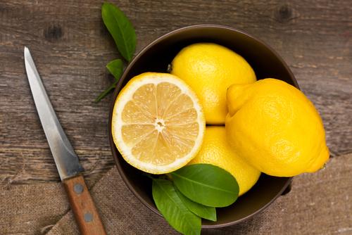 If you're trying this for the first time, begin with a quarter of a lemon and over several days, work your way up to half a lemon (<a href="http://www.shutterstock.com/pic-162070982/stock-photo-lemons-in-a-bowl-on-wooden-background.html?src=lg44Ip6hc3WQWATthU-xCA-1-19" target="_blank" rel="noopener">Shutterstock</a>)