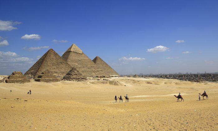 Egypt Arrests 3 for Selling Stones From Giza Pyramids