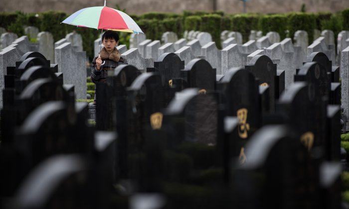Young Chinese Reserve Burial Plots in Advance as Graves Cost More Than High-End Property