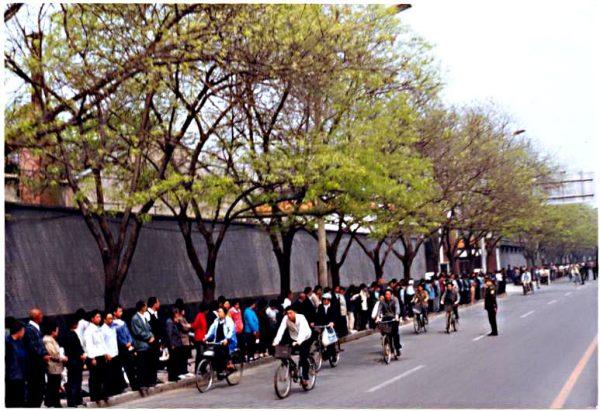 Falun Gong practitioners near Zhongnanhai, the Chinese Communist regime compound, in Beijing on April 25, 1999. (Courtesy of en.Minghui.org)