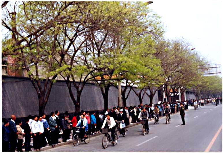 Falun Gong practitioners gather around Zhongnanhai, the Chinese Communist Party headquarters, in Beijing on April 25, 1999. (Courtesy of Minghui.org)