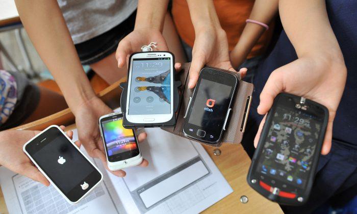 How Smart Is It to Allow Students to Use Mobile Phones at School?