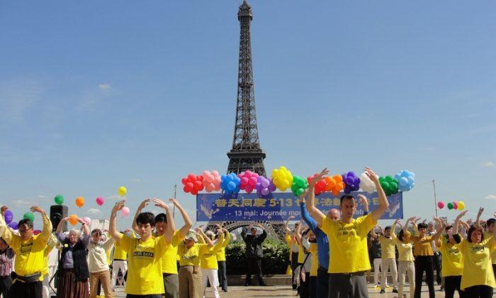 Paris: Falun Dafa Day 2015 in the Square of Freedom and Human rights