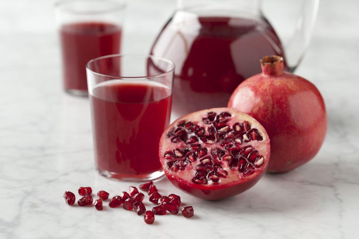Pomegranate and fresh juice. (PicturePartners/iStock)