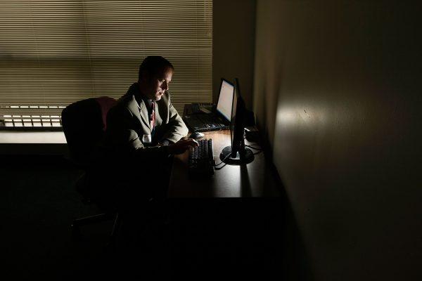 A police officer from Florida's Child Predator CyberCrime Unit poses as a child as he chats with potential child pornography perpetrators in Fort Lauderdale, Fla., in this file photo. (Joe Raedle/Getty Images)