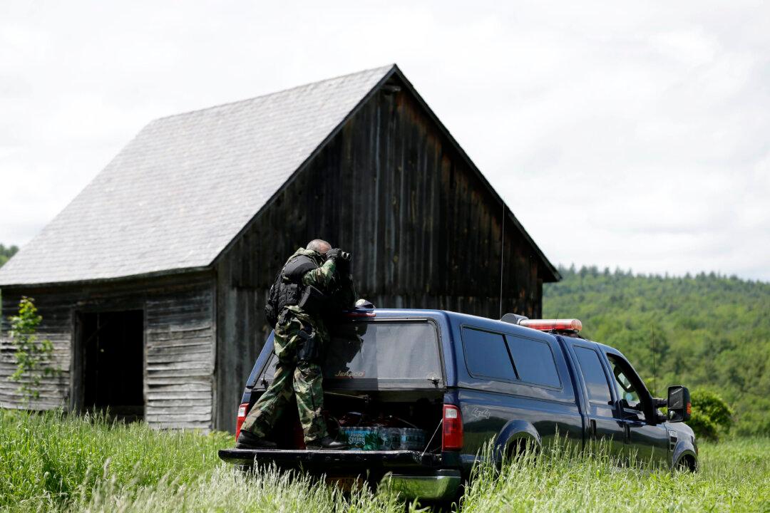 Police Descend on Small Town in Search for 2 Escaped Killers