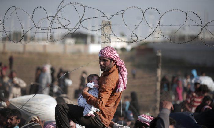 Thousands of Syrians Flee Into Turkey Amid Intense Fighting