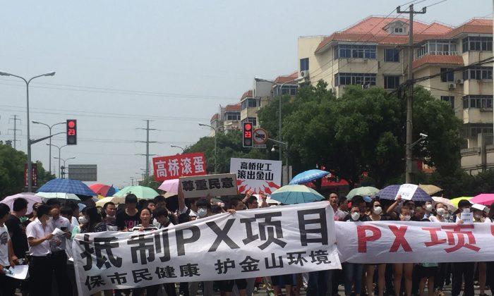 Shanghai Police Disperse Thousands Who Protest Chemical Plant