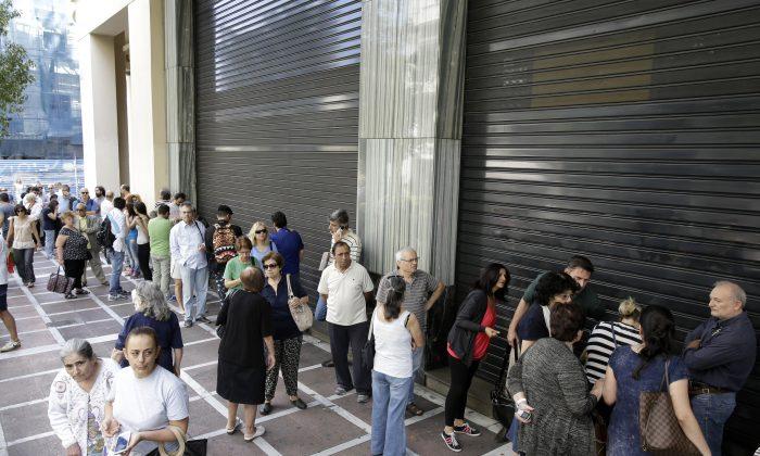 Greeks Flock for Cash in Advance of Referendum on ‘Grexit’