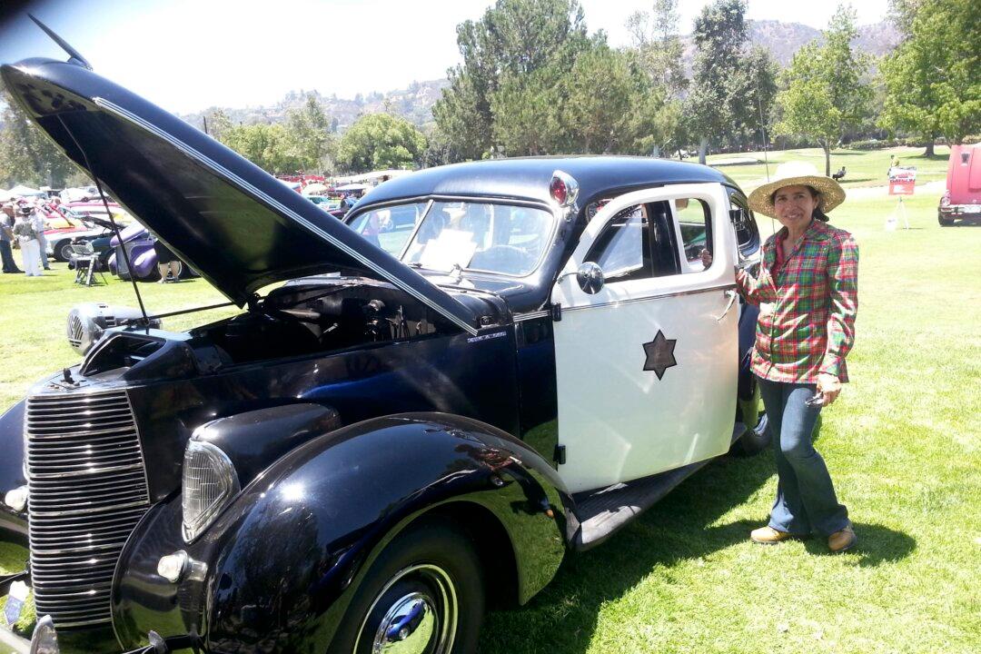 Celebrities and LAPD Hit the Links for Charity