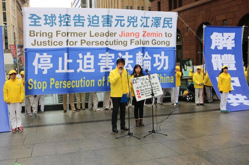 Seventeen-year-old Eric Jia speaks for the first time at a public forum with the support of his mother Li Liu, in Martin Place, Sydney, Australia on July 20, 2015. (Melanie Sun/Epoch Times)