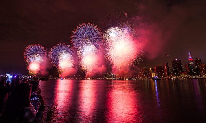 Premium Pictures of 4th of July Fireworks in NYC