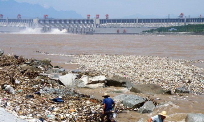 Yangtze River Pollution Imperils Hundreds of Millions